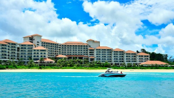 沖縄の高級ホテル オーシャンビュー人気ホテル８ 冬のイルミネーションも最高